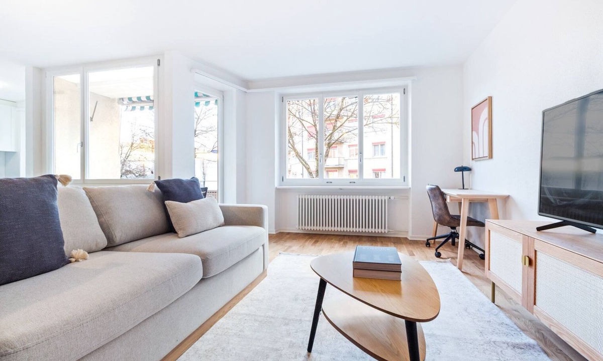 Oerlikon Apartment | Sunny Oerlikon 3.5 Room w/Balcony, 1min to Train Station, by Blueground