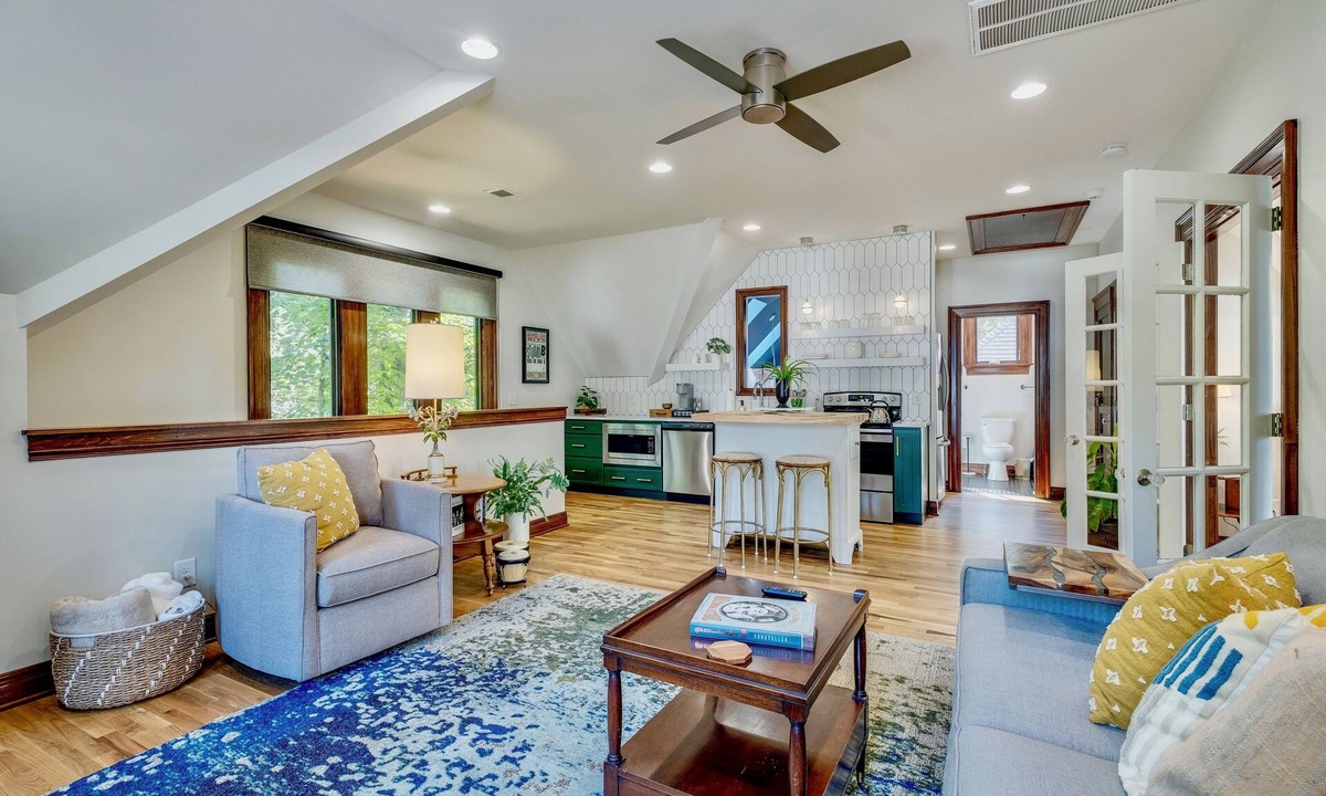 Eastwood House | Sunny, Open & Spacious Private Carriage House in a peaceful neighborhood!