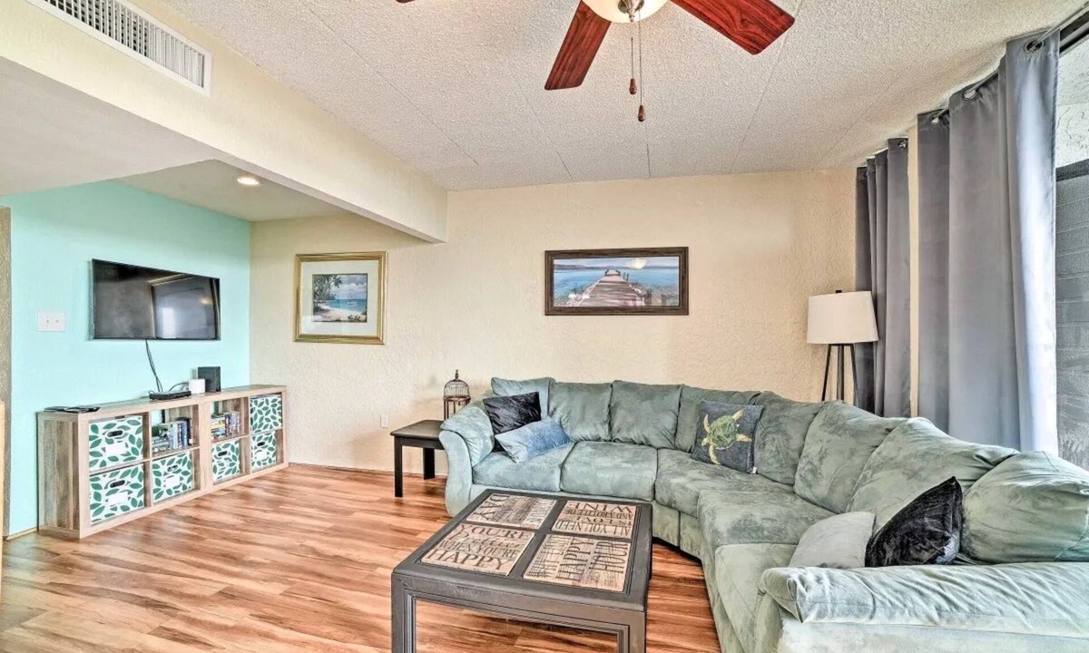 Corpus Christi Condo | Sunny Padre Island Condo,2 Mi to Beaches, Hot Tub!