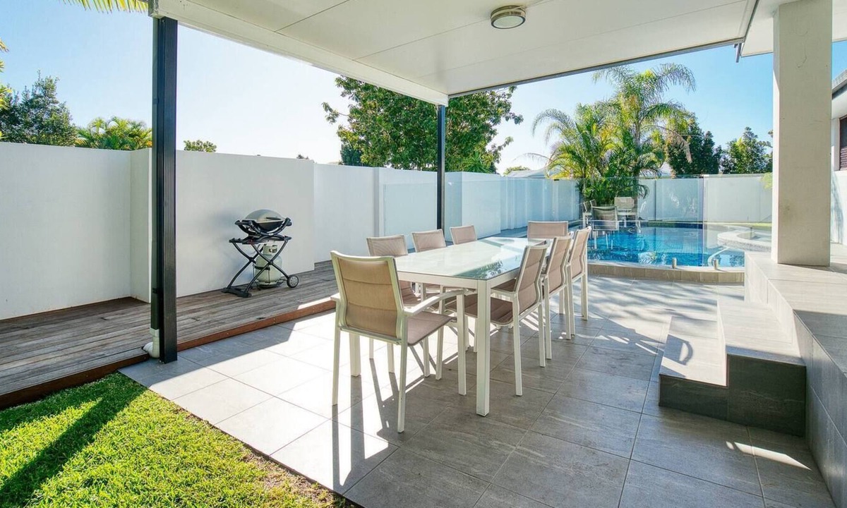 Burleigh Waters Villa | Sunny Patch Breezy Burleigh Waters Poolside Villa