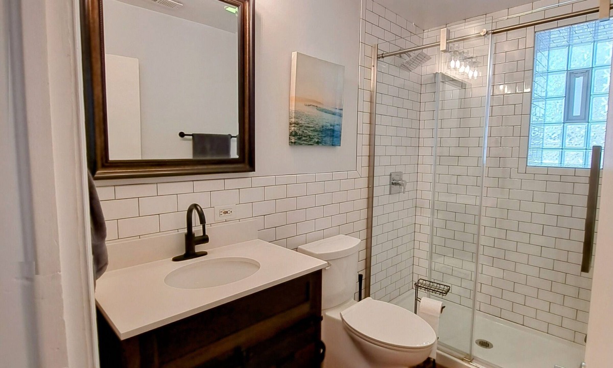 Pilsen Apartment | Sunny Pilsen 2 Bed 1 Bath Apt W/Private Office and Garage Parking