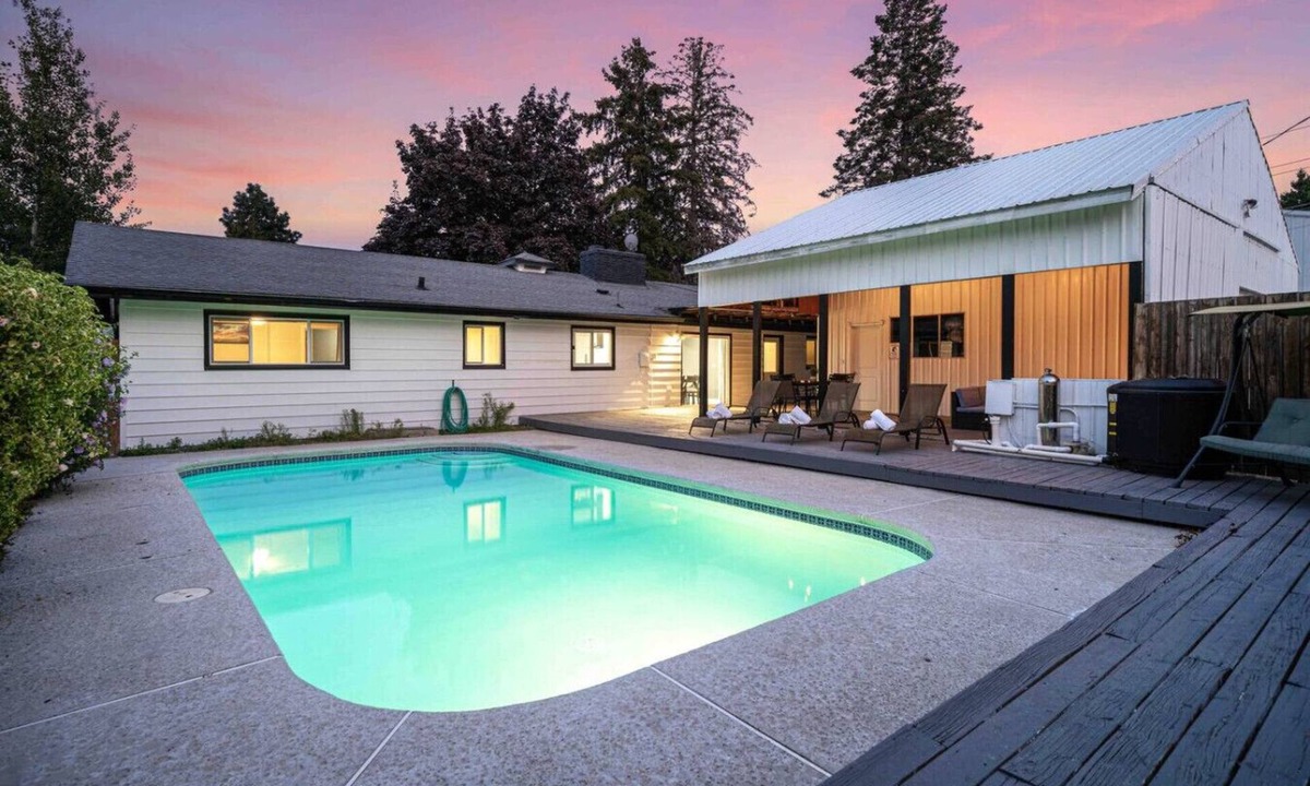Wenatchee House | Sunny Pool & Hot Tub Bed & Breakfast