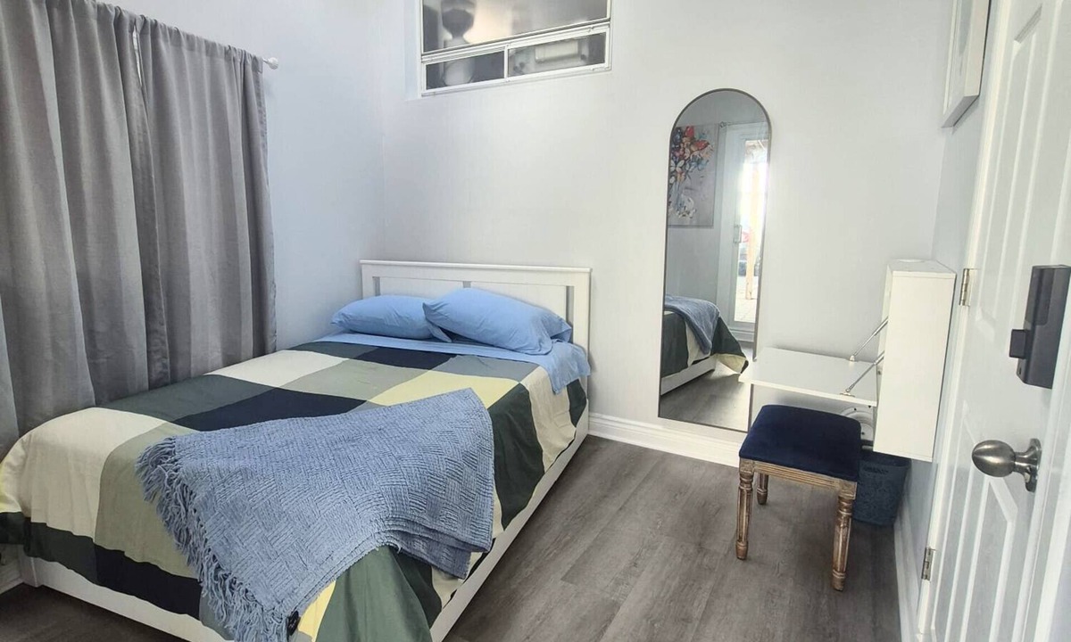Rockcliffe - Smythe House | Sunny Private Room Near Downtown Toronto