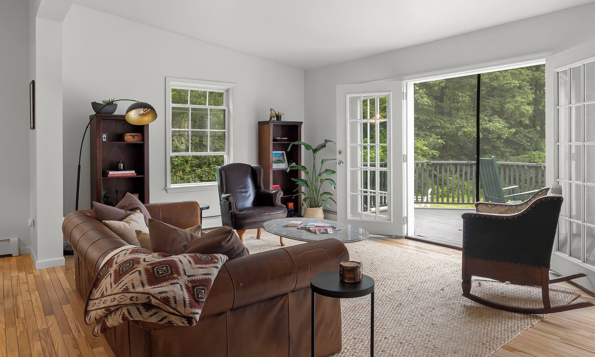 Hudson House | Sunny & relaxing pondside oasis min from heart of Hudson & Catskill