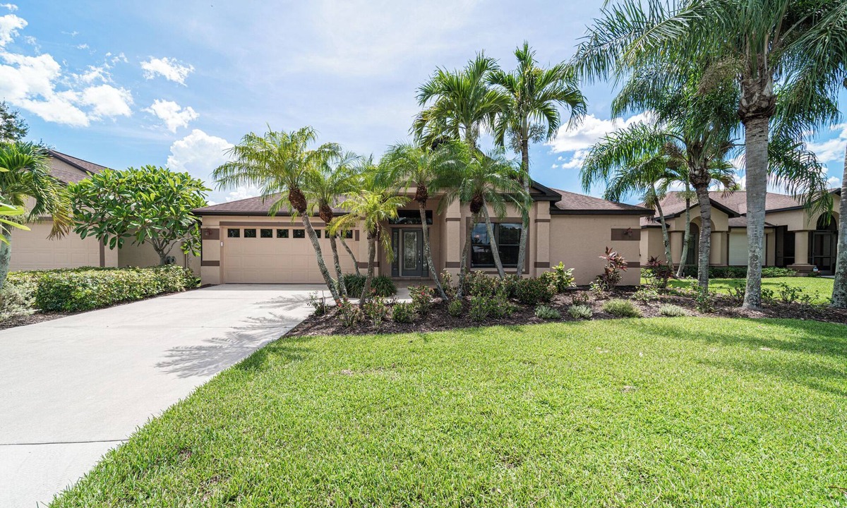 Riverbend Country Club House | Sunny Relaxing Paradise