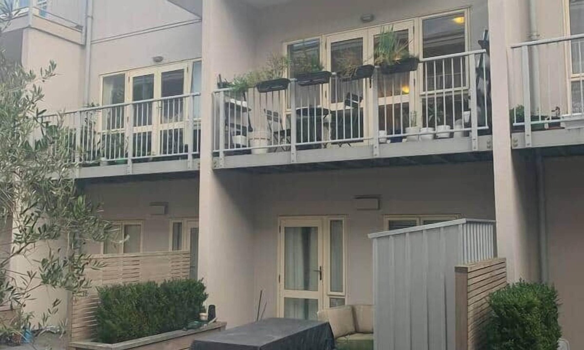 Wellington Apartment | Sunny renovated 2Br: Pool, Parking & Fab Location