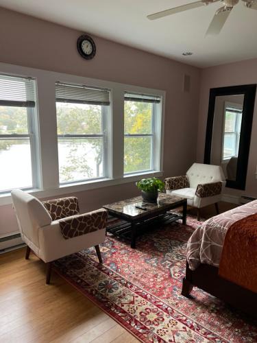 Quaker Hill House | Sunny river view suite