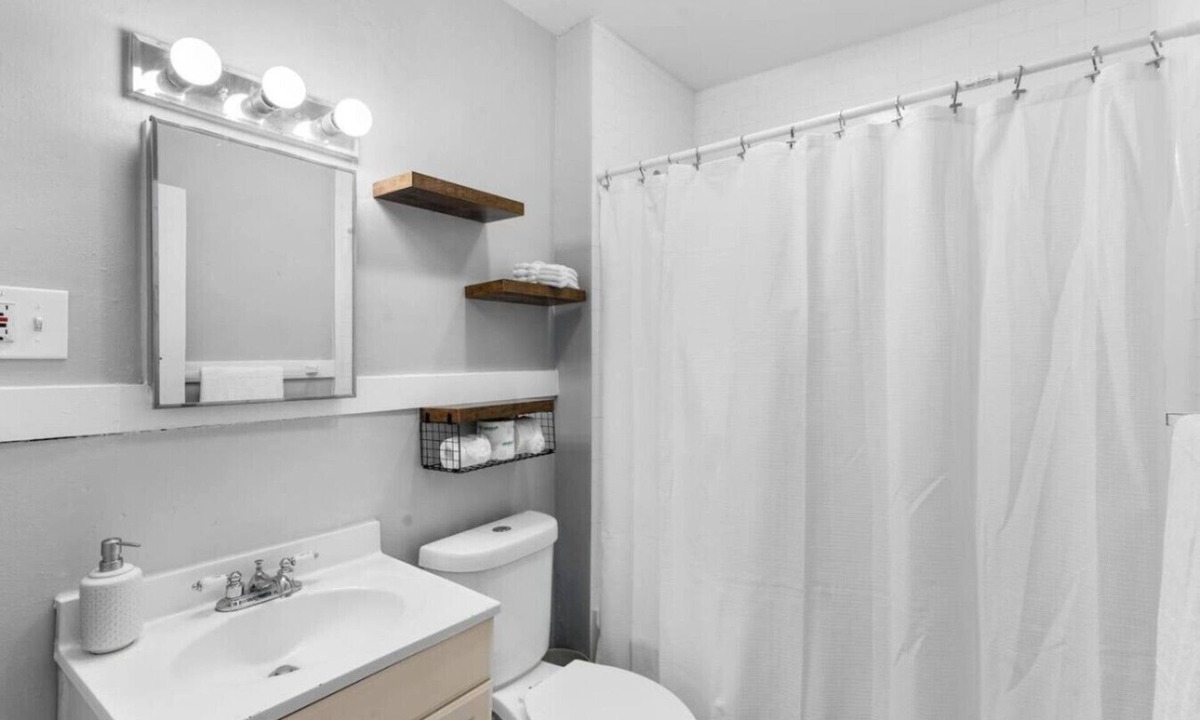 West Rock Apartment | Sunny Room Steps from SCSU