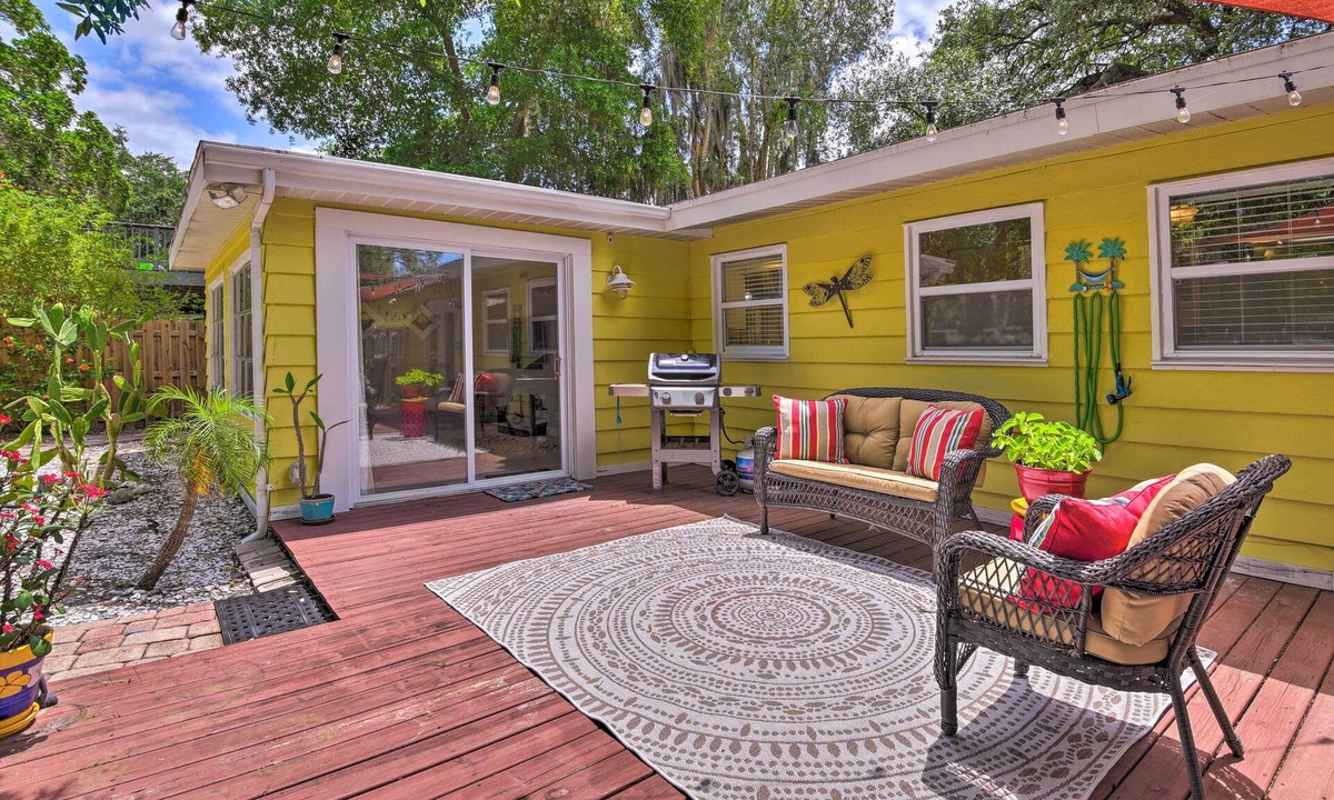 Alta Vista House | Sunny Sarasota Home w/Yard < 2 Mi to Downtown!