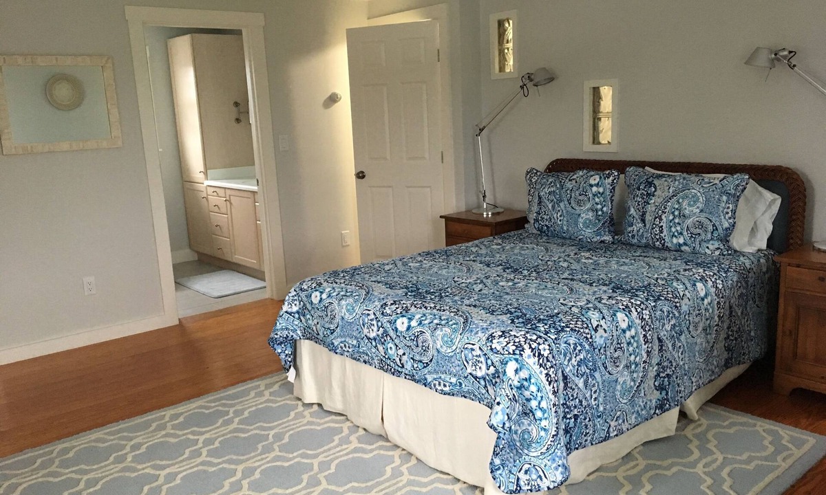 West of Town Apartment | SUNNY second floor 2BD, 2BT