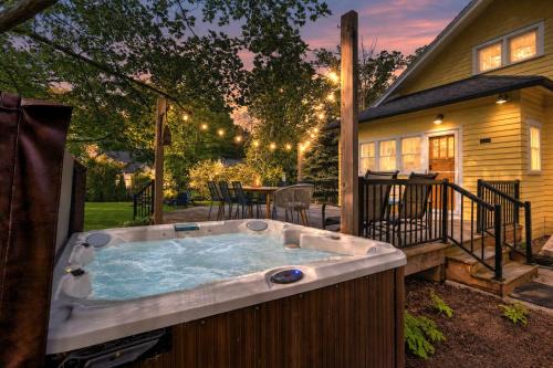 Saugatuck House | Sunny Side Cottage - Hot Tub - Fire Pit- Family Friendly
