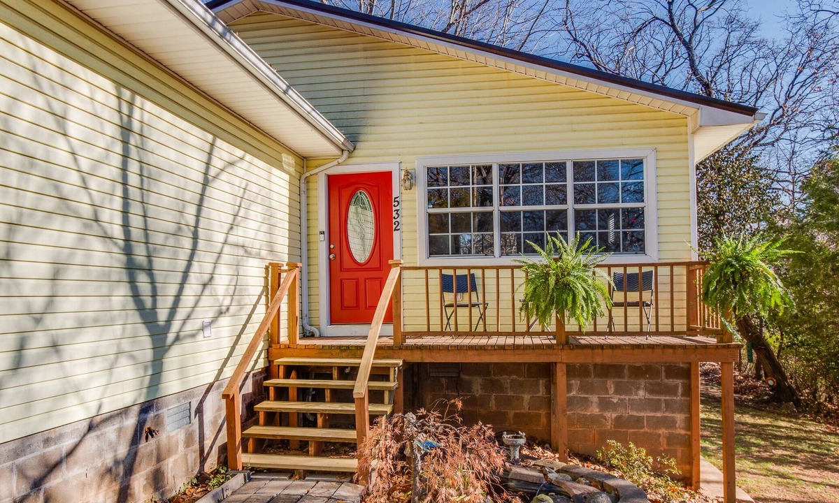 Fayetteville Cottage | Sunny Side Up - Charming 2-bedroom cottage with in Fayetteville