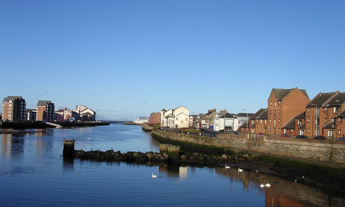 Ayr Apartment | Sunny south facing Riverside home