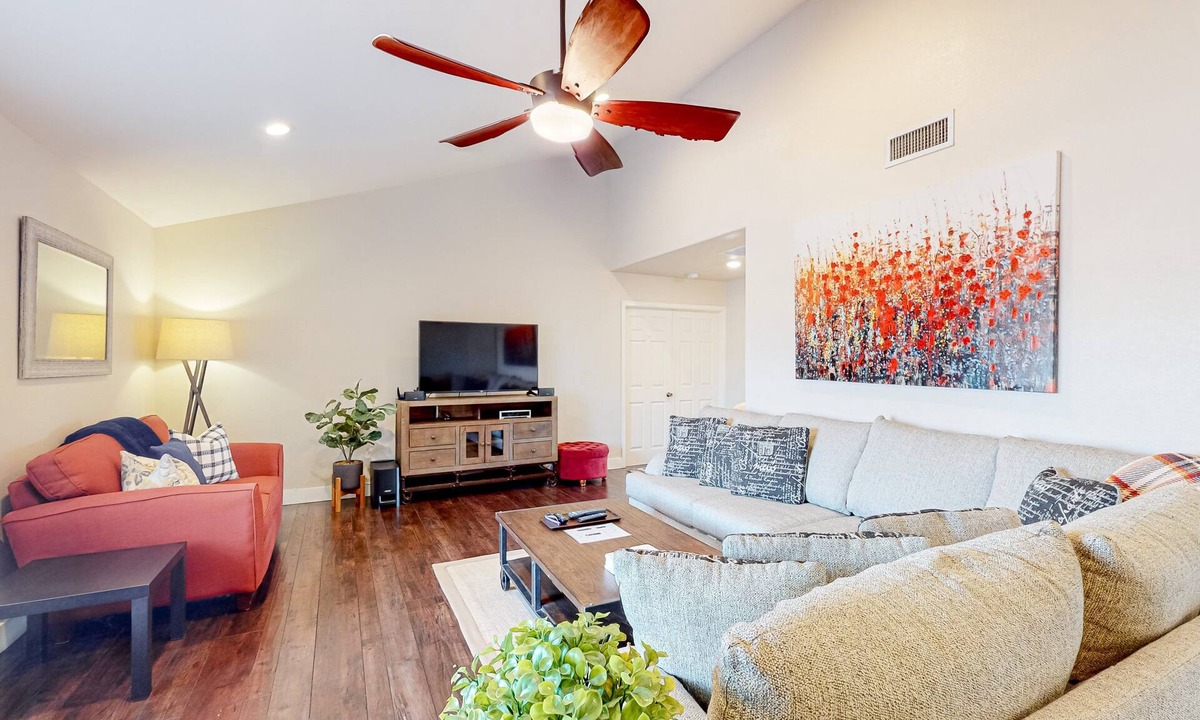 Tempe House | Sunny South Tempe gem with enclosed yard, covered lanai, grill, & washer/dryer