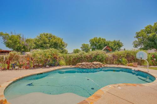 Stephenville House | Sunny Stephenville Home w/Pool: 4 Mi to Downtown