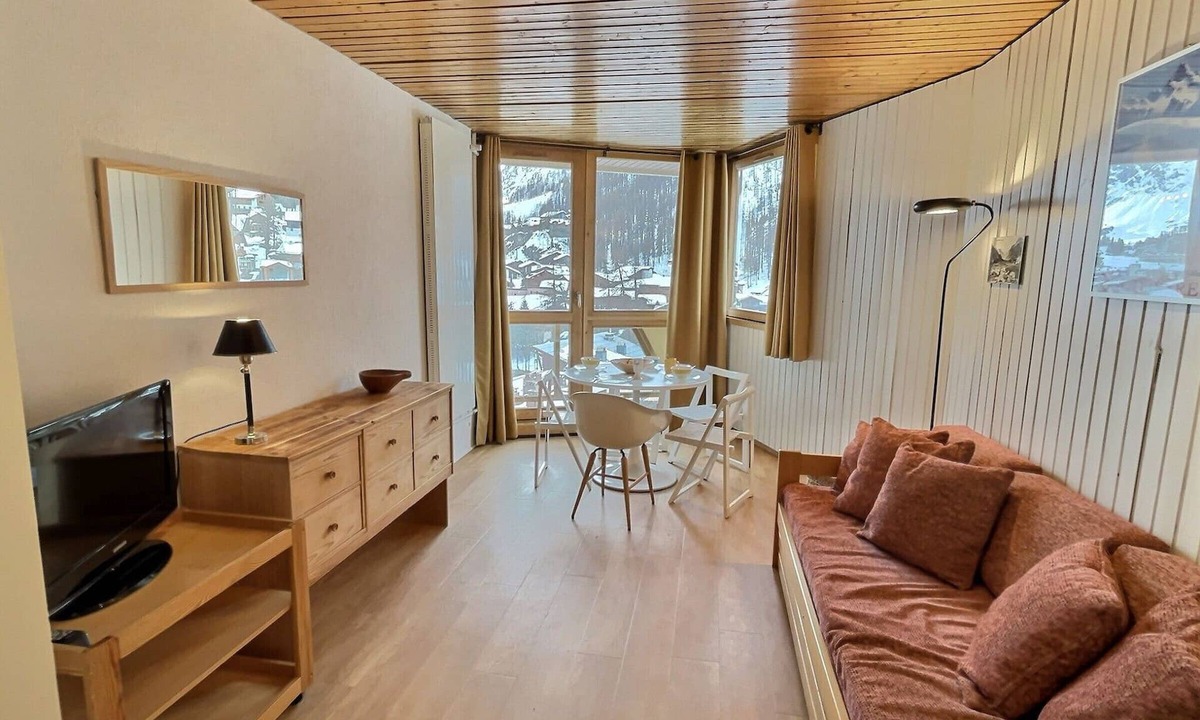 Le Cret Apartment | Sunny studio for 4 in Val d'Isère, pets allowed