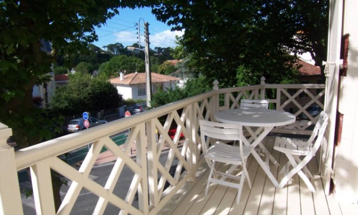 Arcachon Apartment | Sunny Studio with Balcony in Prestigious Arcachon District, Steps from Beach
