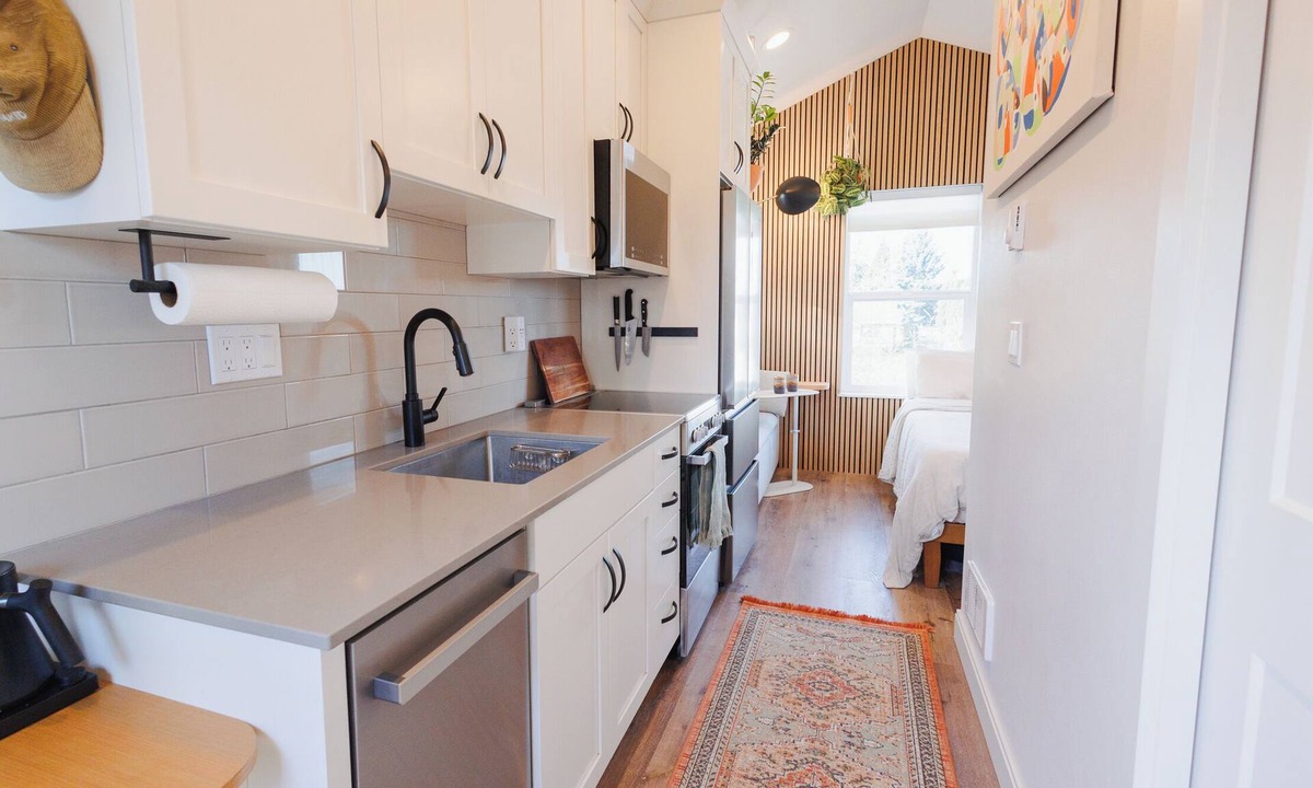 Cornwall Park Apartment | Sunny & Stylish Tiny Home Hideaway