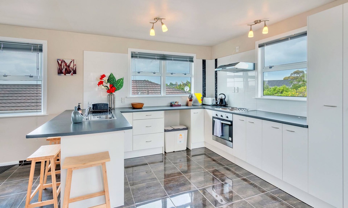 Pakuranga Heights House | Sunny Three Bedroom Delight Upper Level