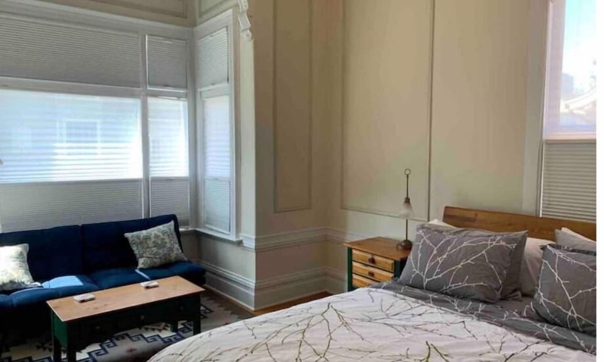 Germantown Condo | Sunny Victorian Studio in Pacific Heights