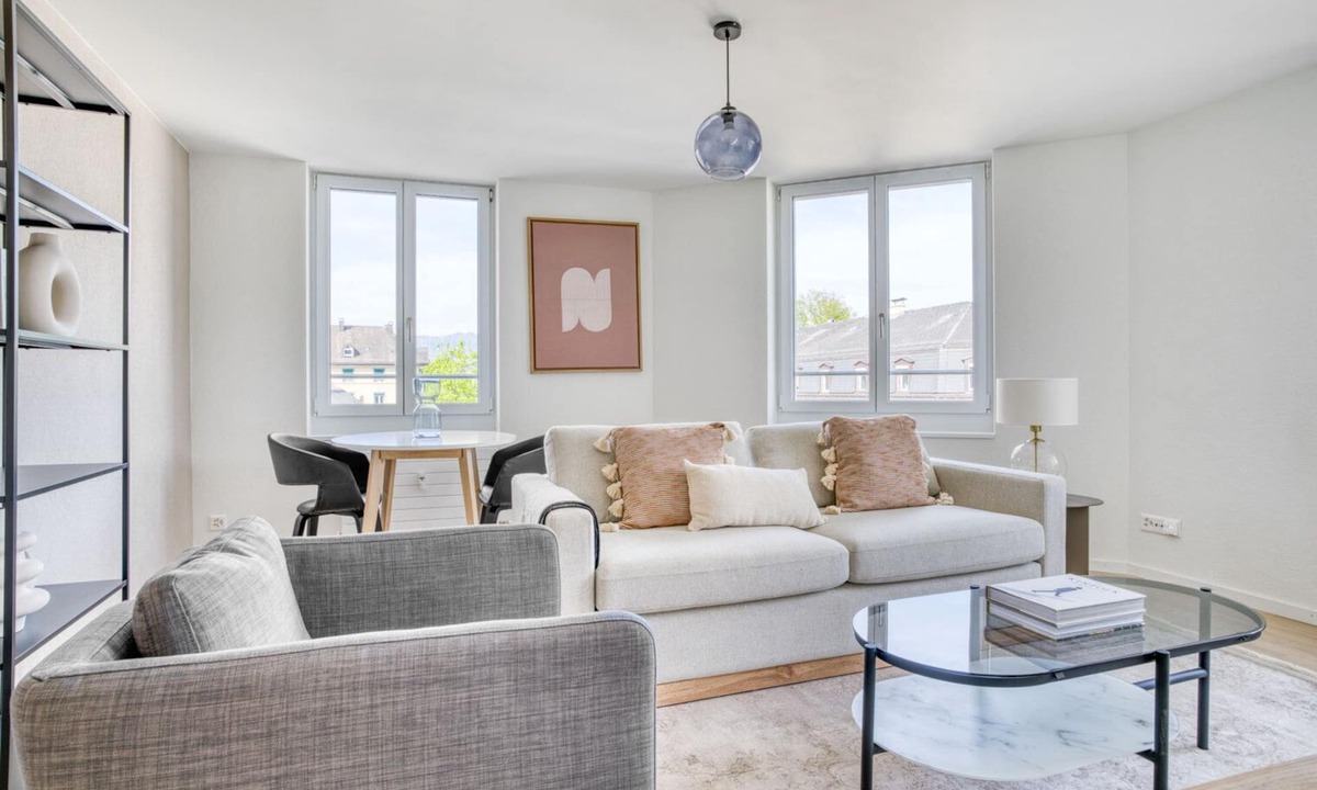 Hottingen Apartment | Sunny Weinegg 2.5 Room w/Storage, 10 mins to Seefeld, by Blueground