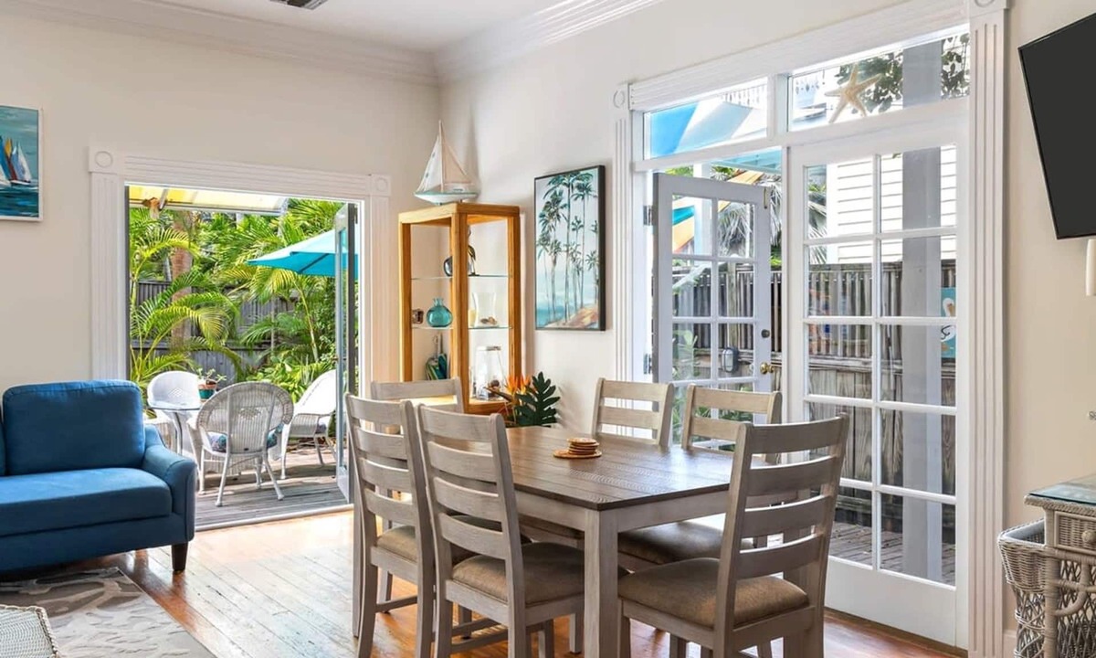 Old Town Apartment | Sunnyside Up by Brightwild Pool Parking