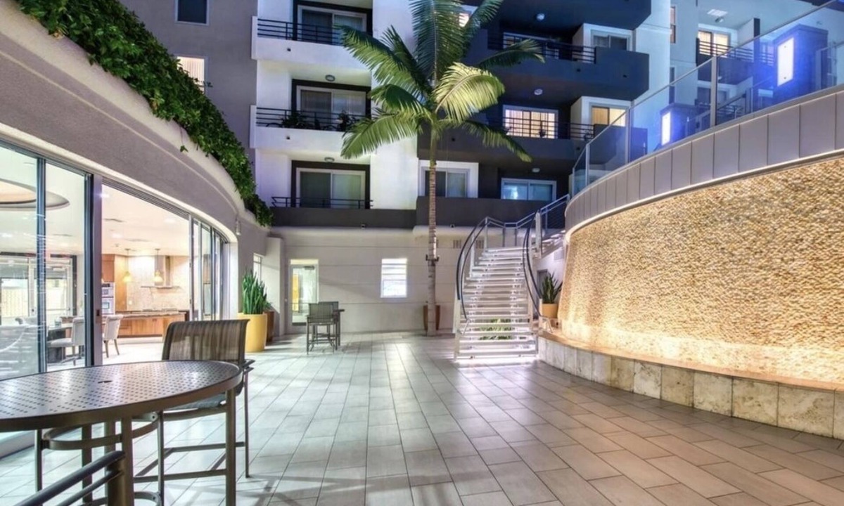 Del Rey Apartment | Sunnyside Up! Gorgeous Pool View with Balcony