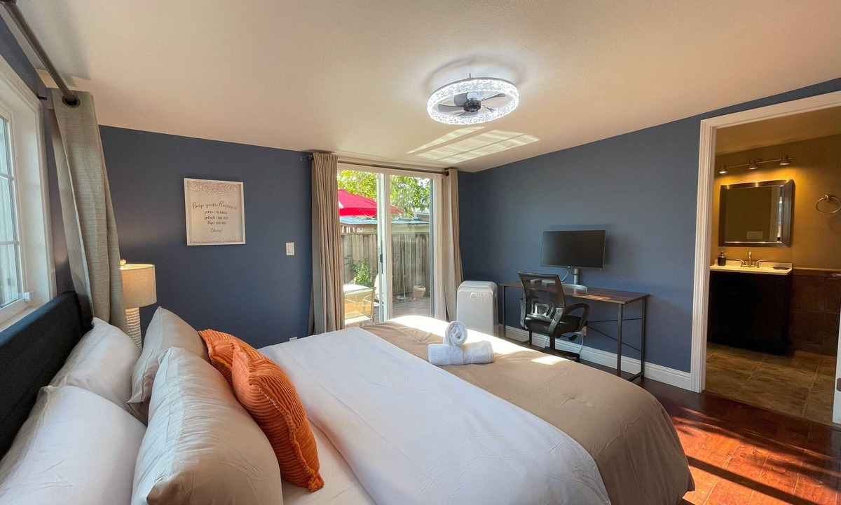 Sunnyvale House | Sunnyvale Great location 2Br/2Bth unit/Kingbed/windows AC
