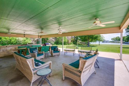 Kerens House | Sunrise Cove RC LLC: Lakefront Home w/2 Casitas!