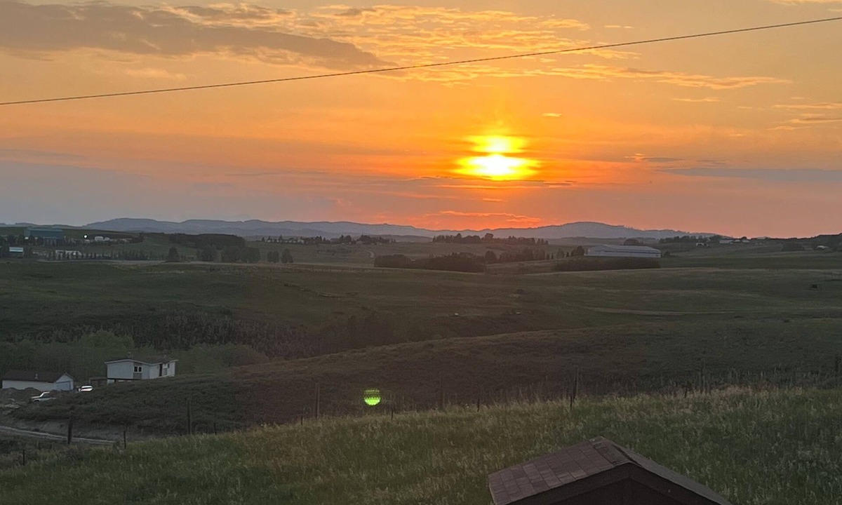 Cochrane House | Sunrise Home with Mountain View/Hot Tub