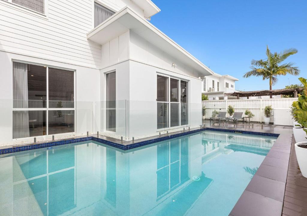 Kingscliff House | Sunrise Mansion with Pool