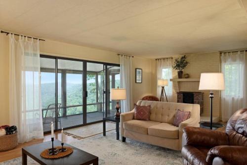 Jasper House | Sunrise Mountain Retreat-Summer Getaway in Jasper with a Hot Tub
