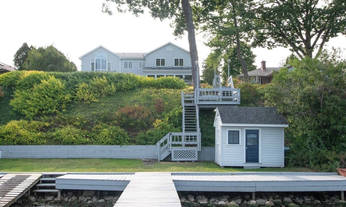Geneva House | Sunrise on the Bay: Luxurious Seneca Lakefront Escape