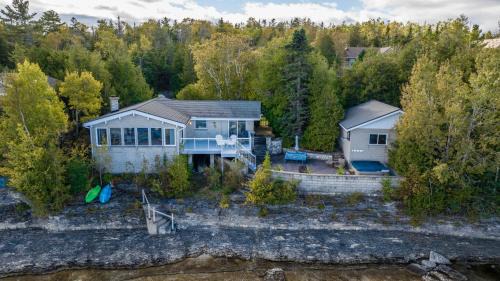 Lion's Head House | Sunrise Retreat HOT TUB AC Georgian Bay
