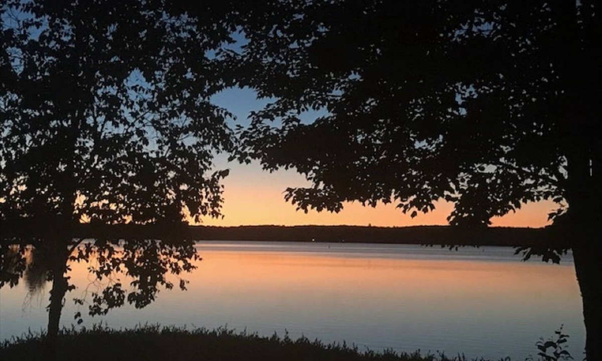 Baldwin Cottage | Sunrise Retreat on Wolf Lake