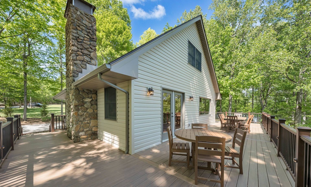 Huddleston House | Sunrise Retreat - Sleeps 12, Lakefront Home with Hot Tub