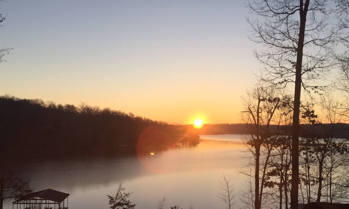 Cadiz House | Sunrise Serenity Luxury Lake House, Incredible Views! Private Dock Lake Barkley