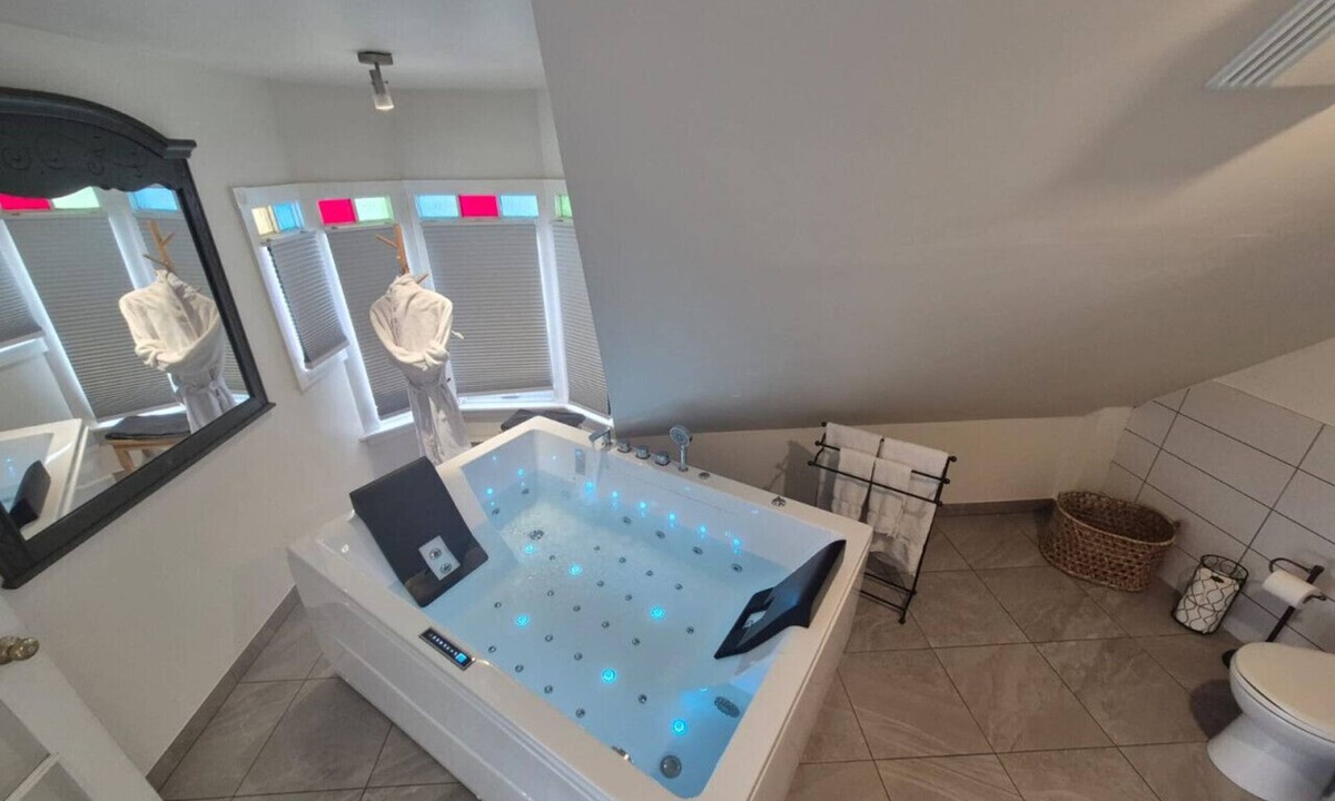 Wolfville Bed & Breakfast | Sunrise Suite - Jacuzzi, Kitchenette, DT