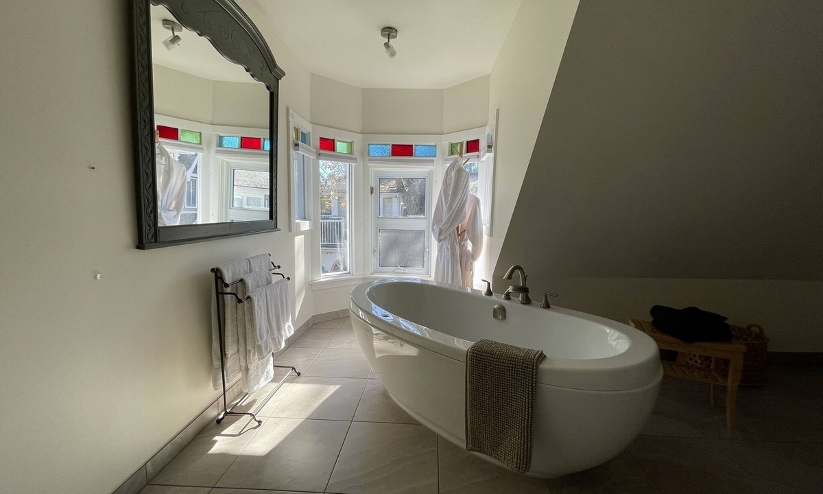 Wolfville Bed & Breakfast | Sunrise Suite - Jacuzzi, Patio, Downtown