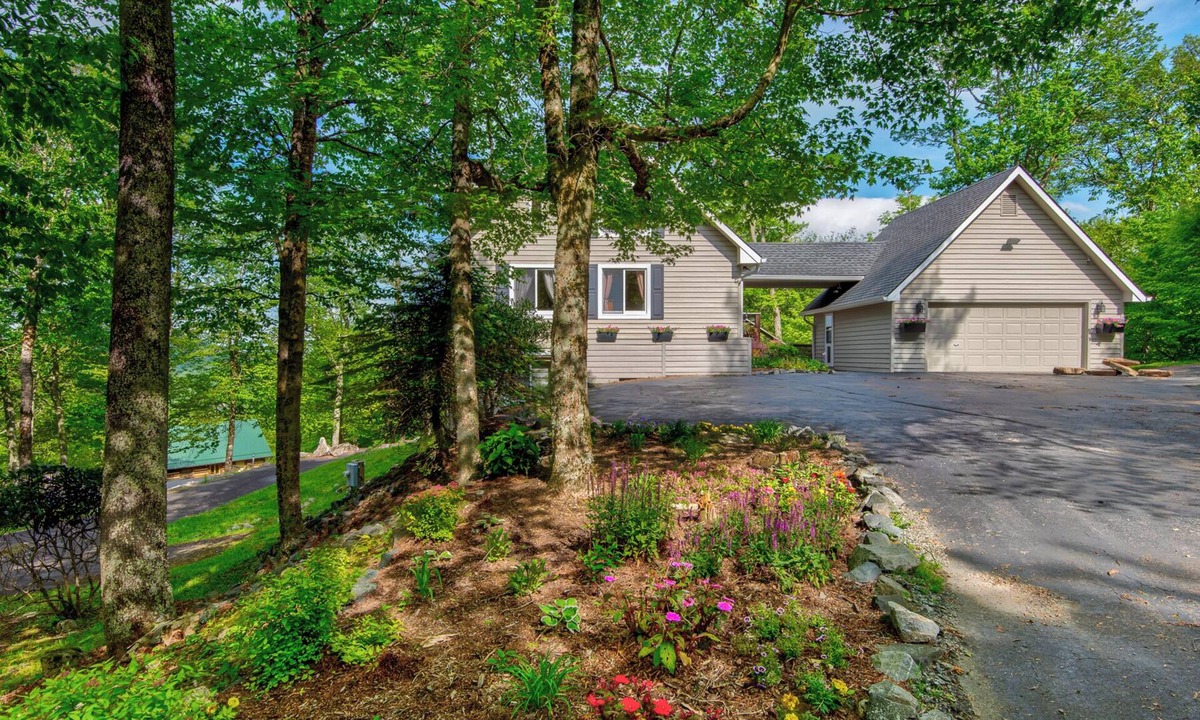 Sugar Mountain House | Sunrise with Grandfather - Stunning views, sauna, close to slopes!