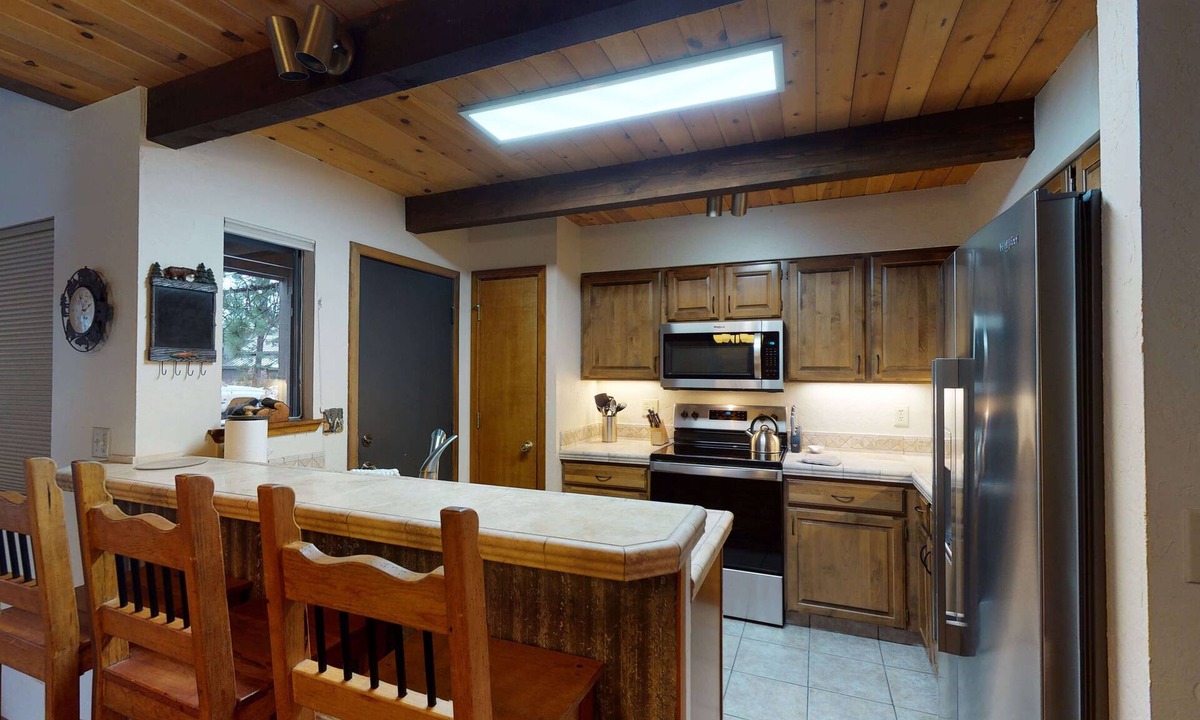 Tennis Village Condo | Sunriver Escape with A/C, BBQ & Foosball Table