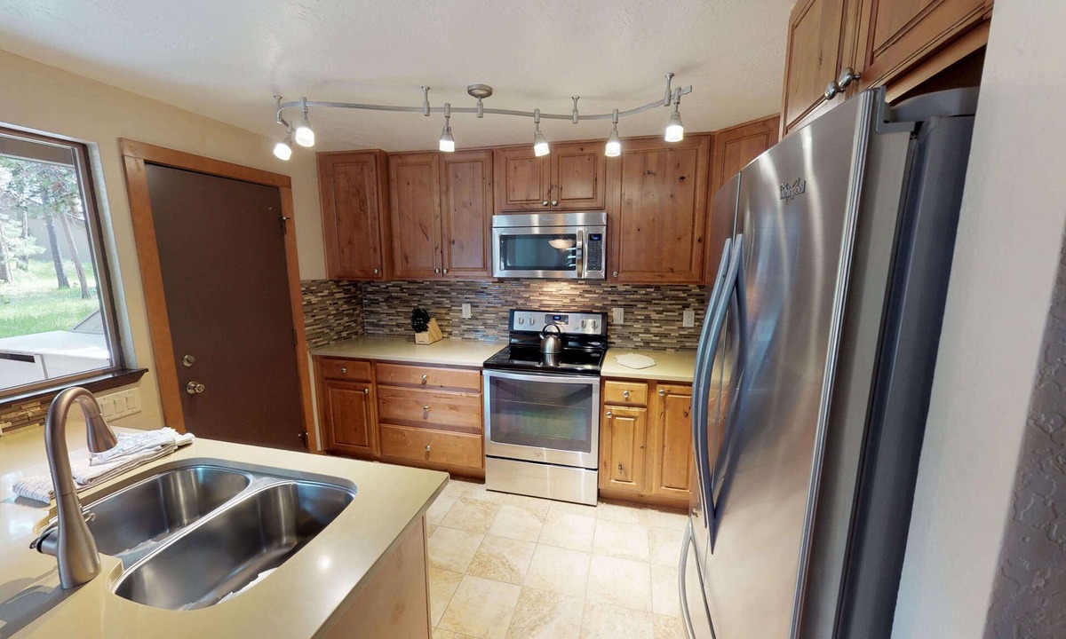 Tennis Village Condo | Sunriver Lodge with A/C, Fireplace & BBQ