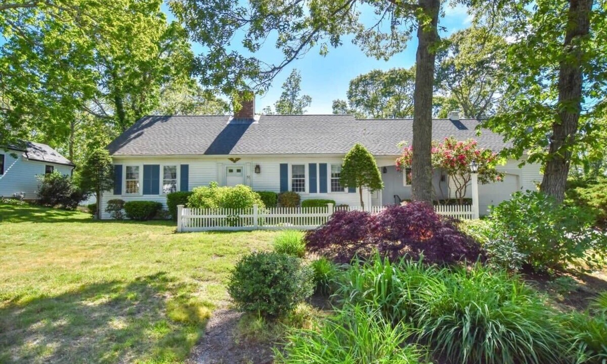 East Dennis House | Sunroom, Spacious Deck, 8 Mins to Mayflower Beach!