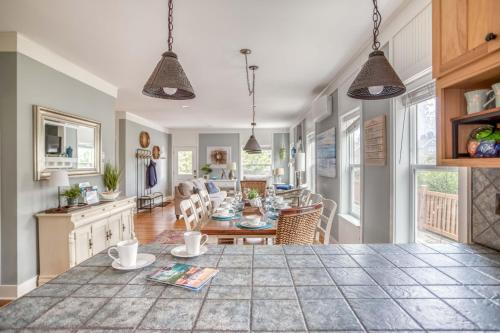 Lincoln Beach House | Sunset Beach Manor