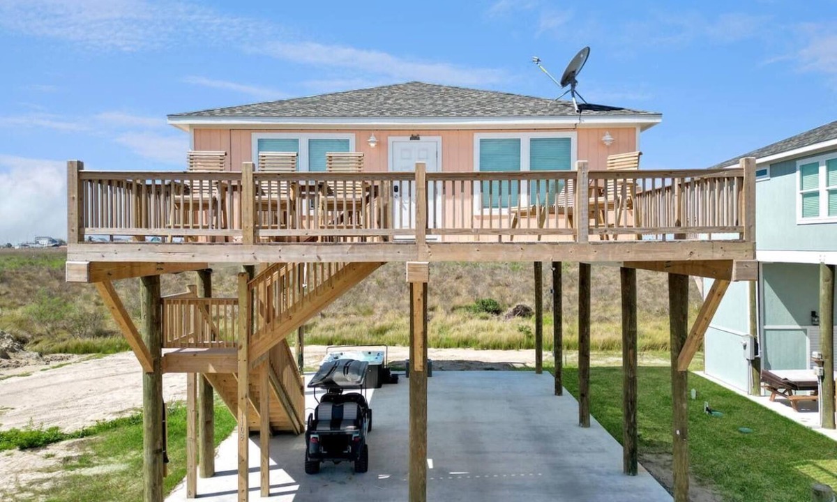 Gilchrist House | Sunset Bellini - Hot Tub, Golf Cart, Dog Friendly!