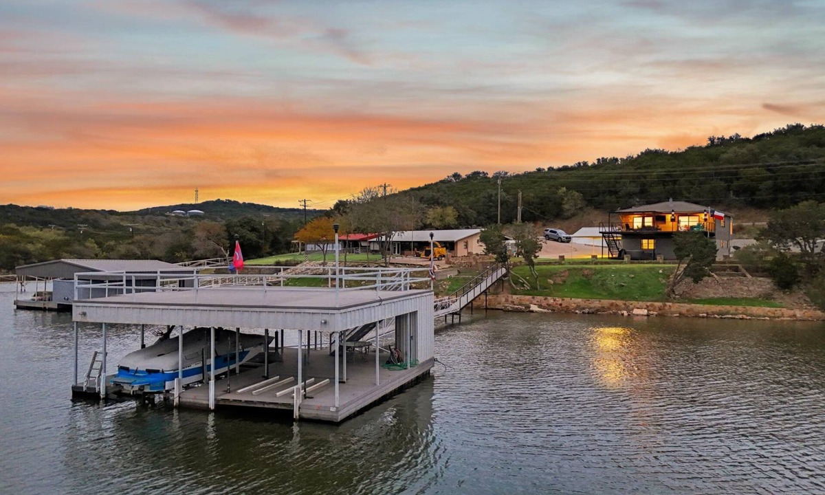 Graford House | Sunset Bluff @ PK | Dock and Hot Tub! Sleeps 12