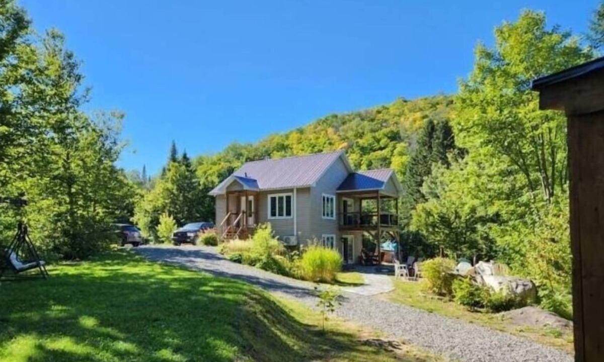 Notre-Dame-de-Montauban Ski Chalet | Sunset and Relaxation on the Edge of Lac des Pins