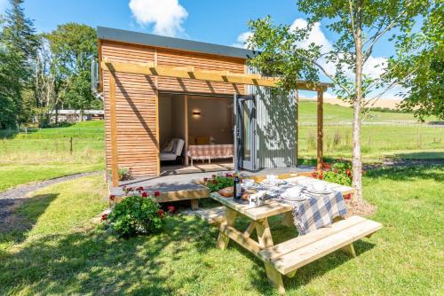 Barnstaple House | Sunset Cabins - Studio Pod-Sleeps 3-TJSSSC