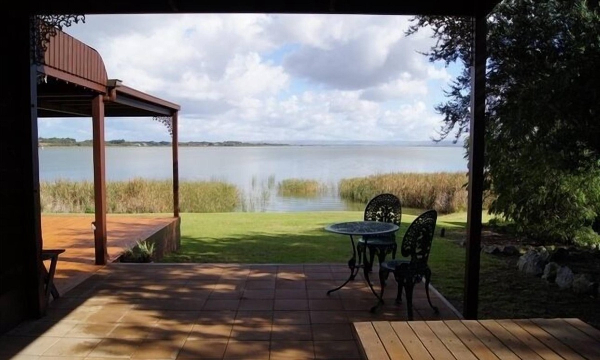 Alexandrina Cottage | Sunset Cottage. Absolute Waterfront with Beautiful Sunset Views
