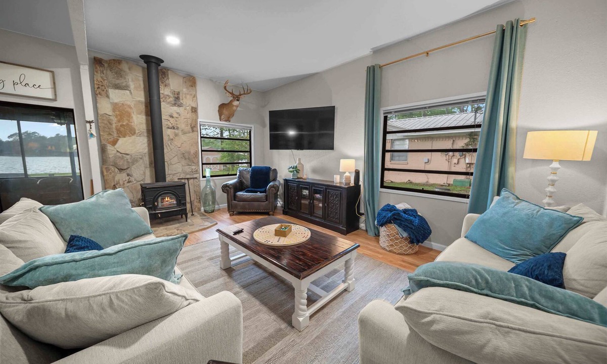 Murchison House | Sunset Cove Cottage- Lakefront Oasis